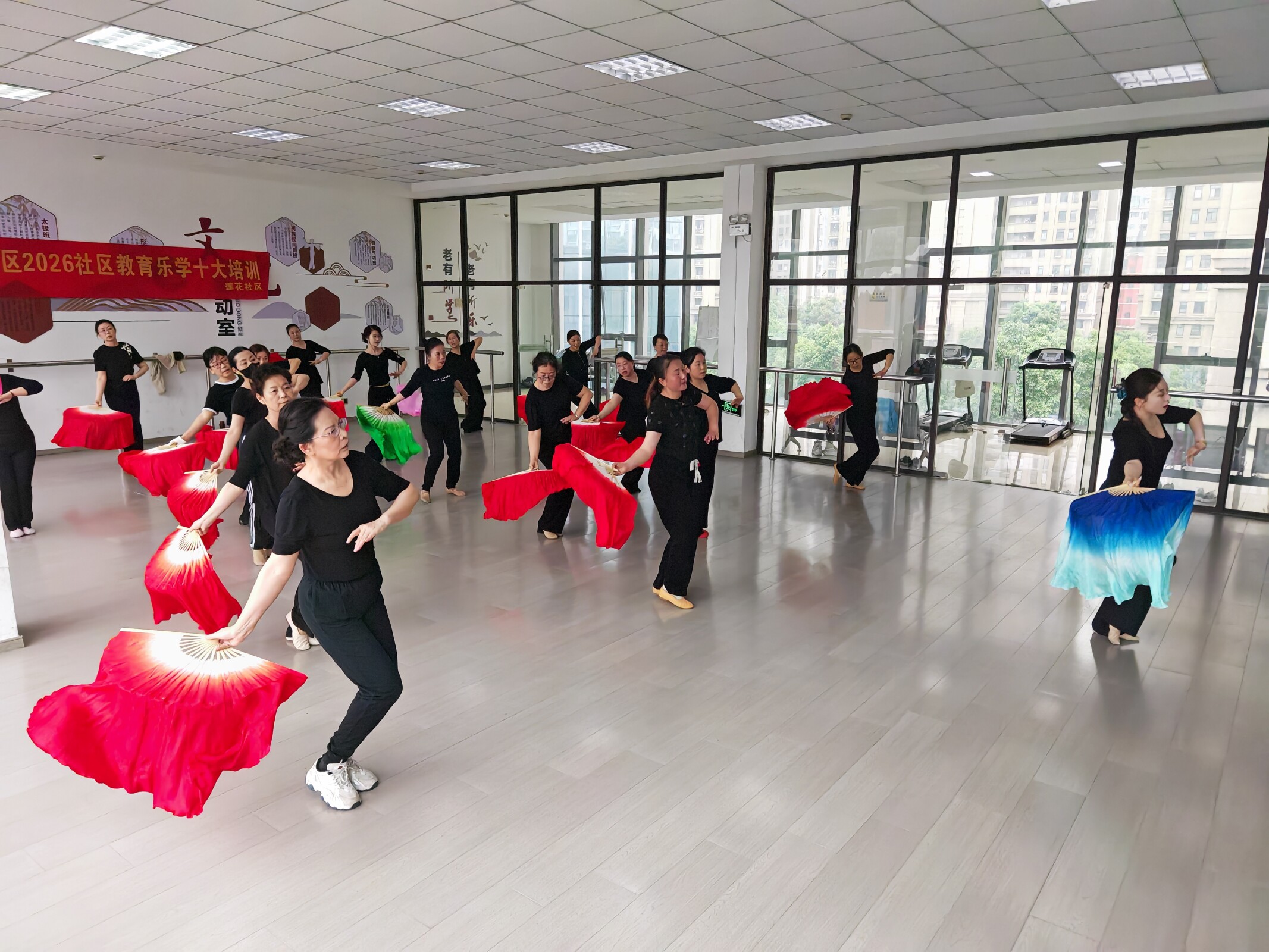 舞蹈学员扇子舞特写