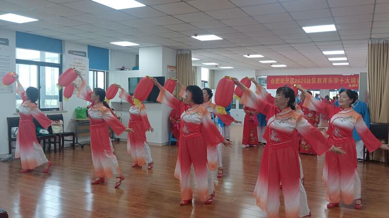 学员认真练习黄梅戏身段